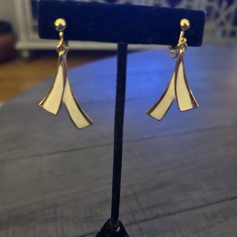 Elegant Avon Gold and Cream Brushstroke Clip Dangle Earrings